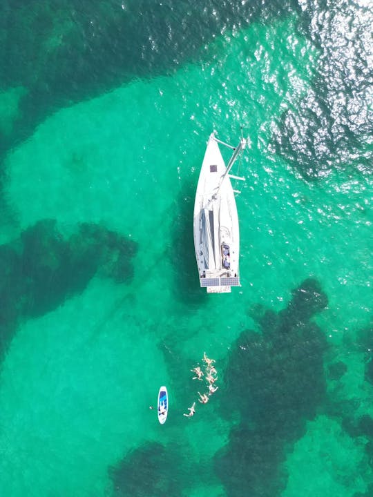 Paseo en velero por la bahía de Palma con tapas y bebidas mallorquinas