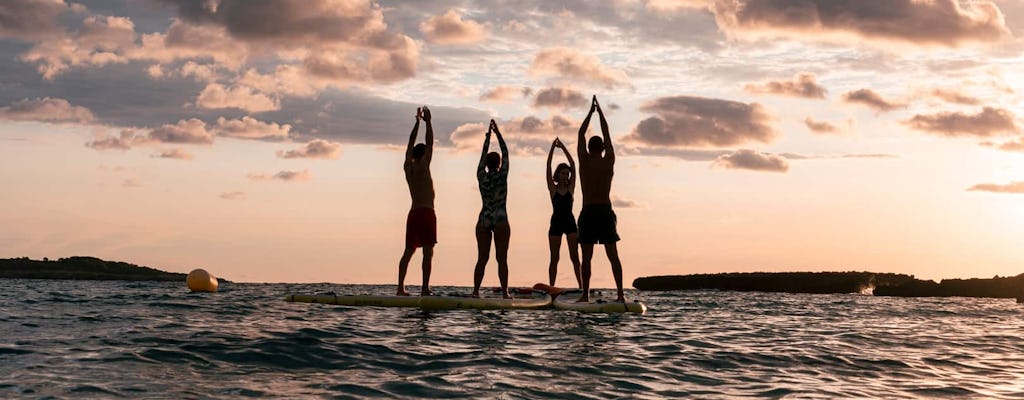 Ioga com stand-up paddleboard na costa leste de Maiorca