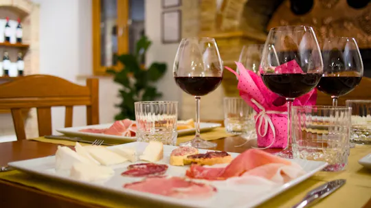 Zwiedzanie z przewodnikiem Cantina D'Erasmo z degustacją jedzenia i wina