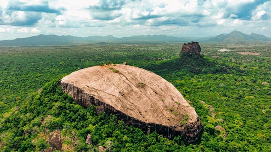 Visite du temple des grottes de Dambulla et du rocher de Pidurangala