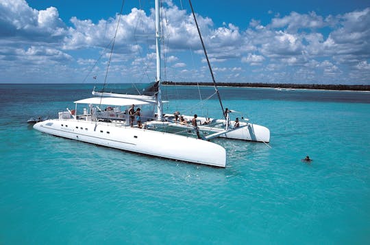 Cruzeiro de catamarã de luxo para famílias saindo da Baía de Nessebar