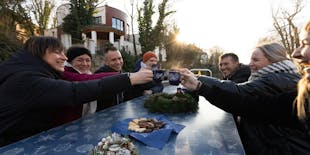 Winter city tour by motorboat including mulled wine
