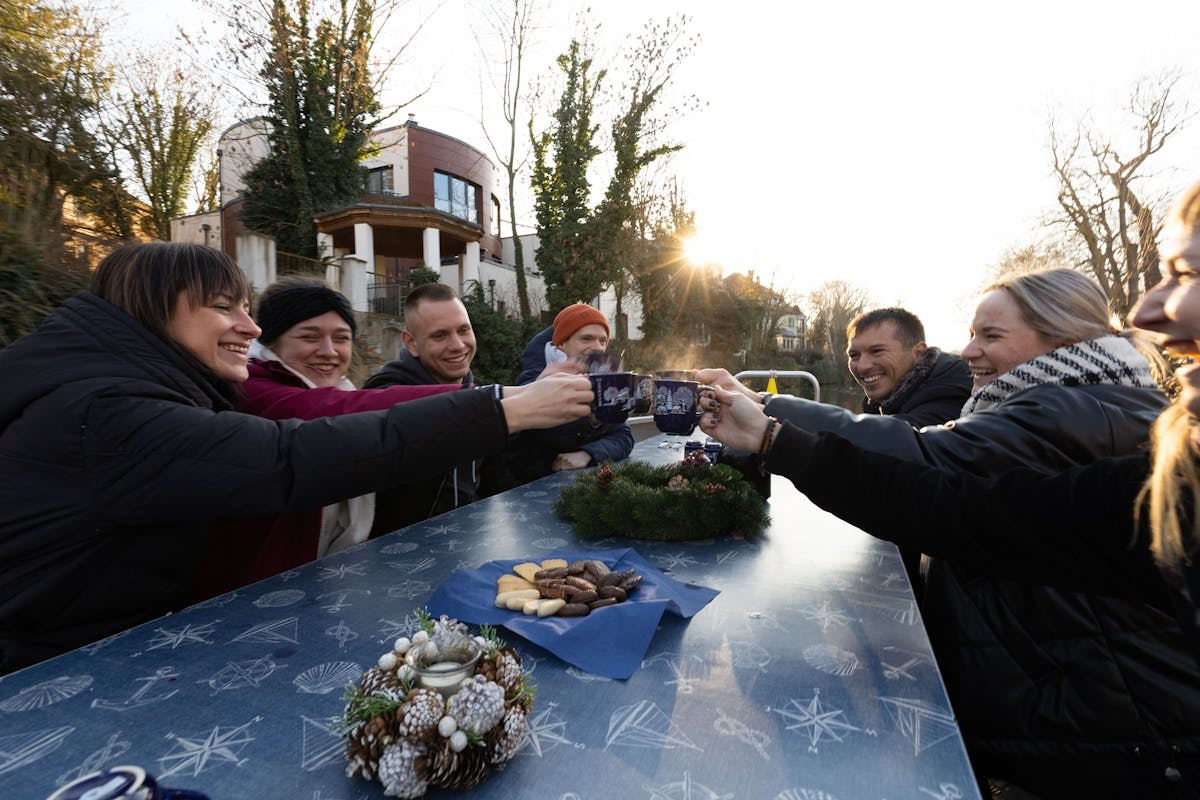 Winterse stadsrondvaart per motorboot inclusief glühwein