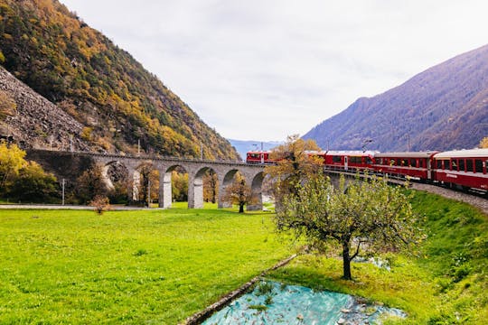 Czerwony pociąg Bernina i podróż do St. Moritz z Mediolanu