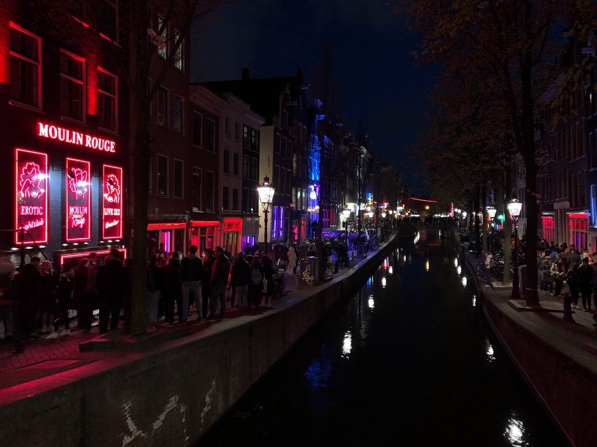 Recorrido en grupo reducido por el Barrio Rojo de Ámsterdam