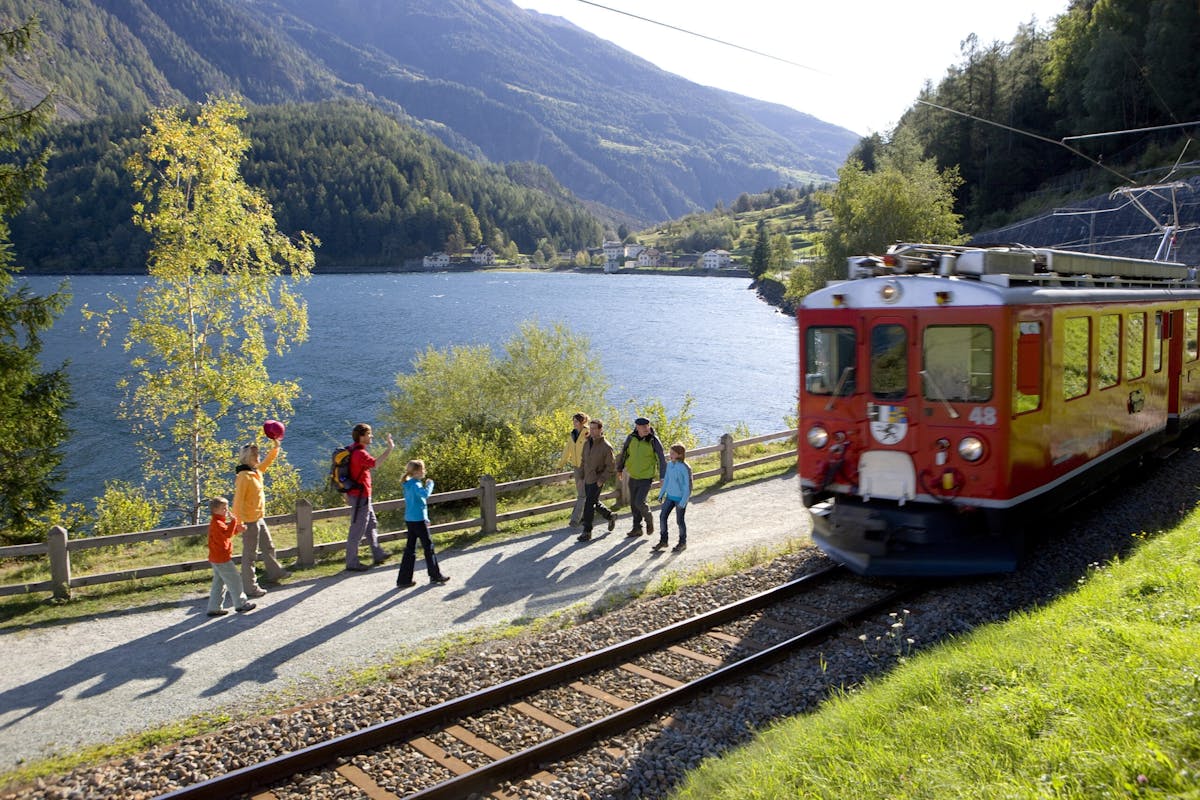 Dagtocht naar St. Moritz vanuit Milaan met iconische Bernina-rode treinrit