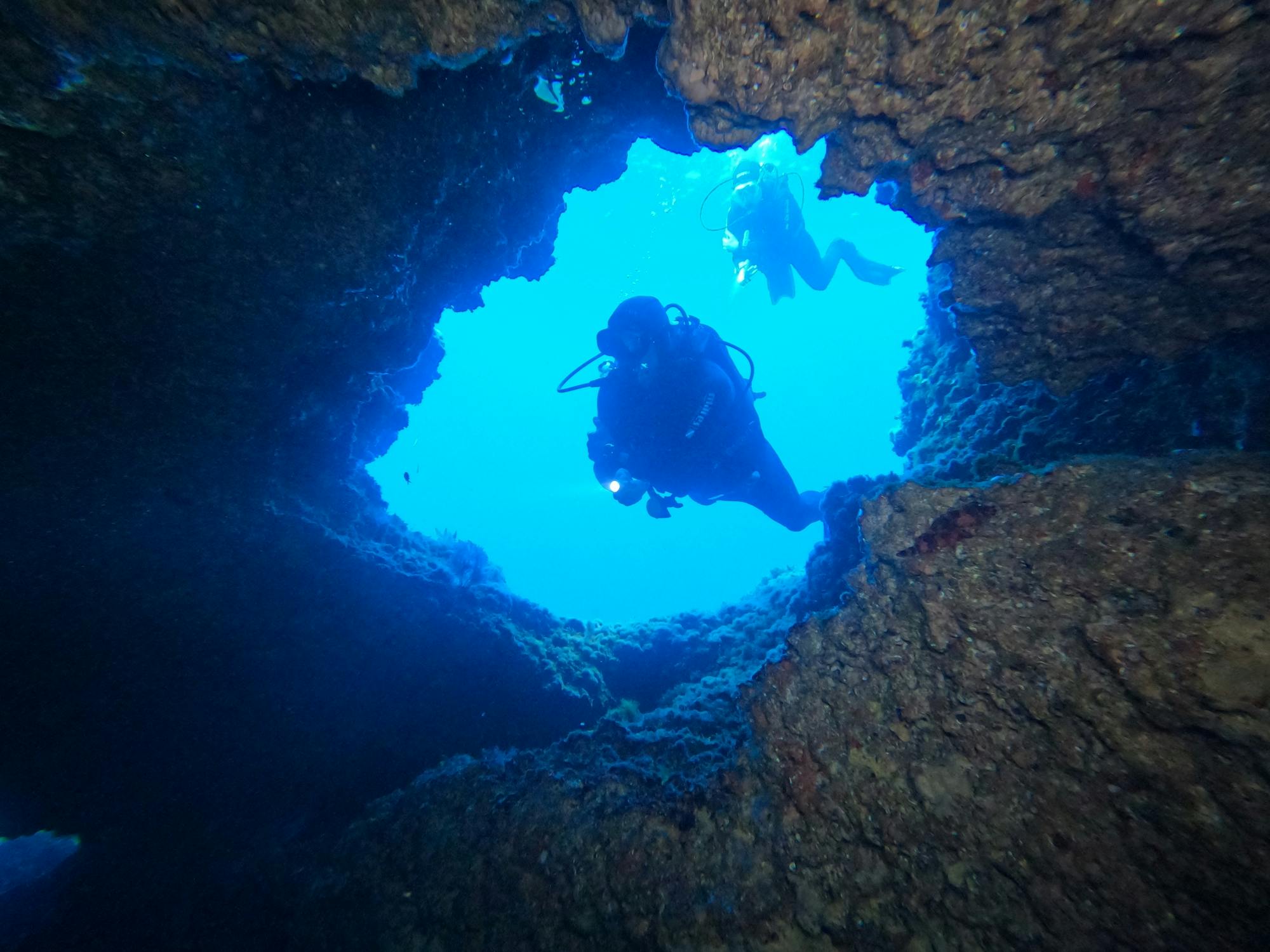 Experiencia de buceo en aguas abiertas de 2 días con certificación en Menorca