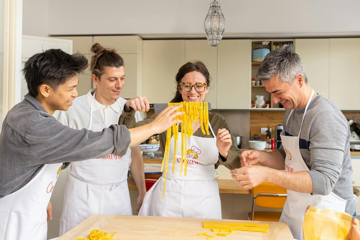 Lezione di pasta con tagliatelle e ragù alla bolognese a Bologna