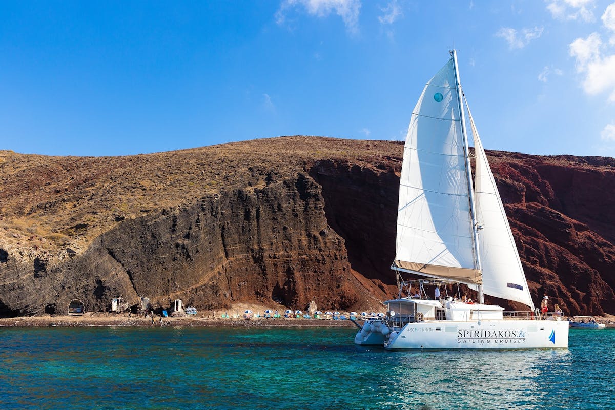 Santorini Standaard Catamarantocht met ophalen, lunch en drankjes