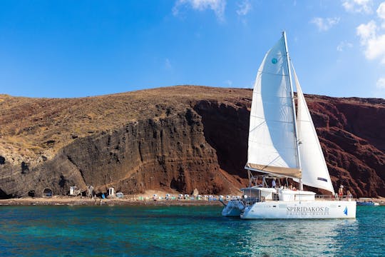 Crucero en catamarán estándar por Santorini con recogida, almuerzo y bebidas