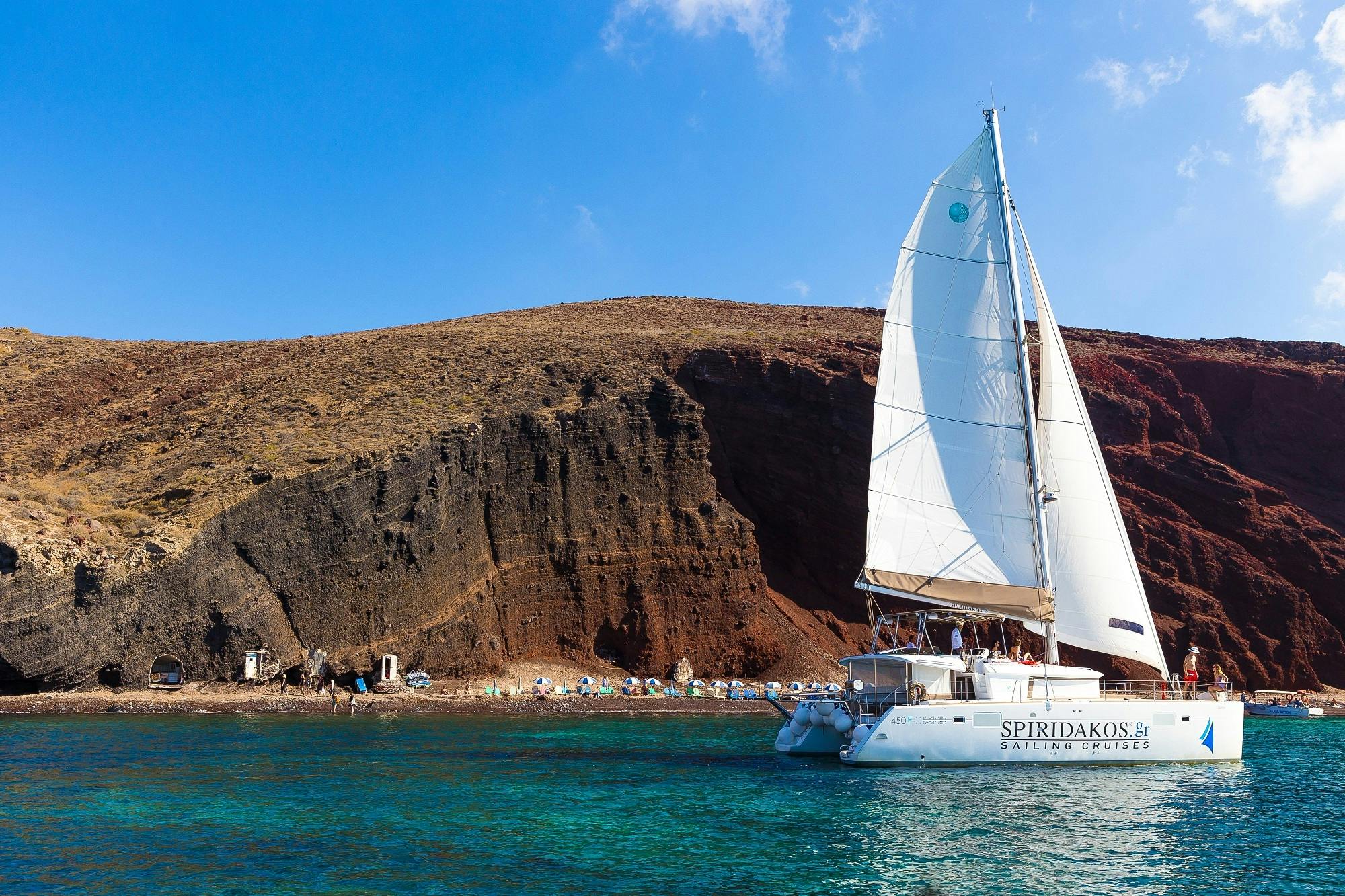 Esperienza di navigazione in catamarano premium da Santorini