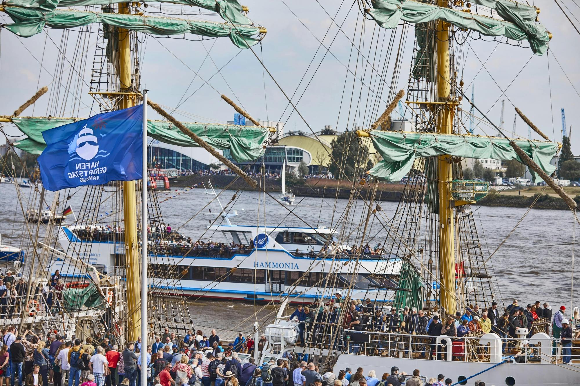 836. Hamburger Hafengeburtstag Einlaufparade Passagierschiff