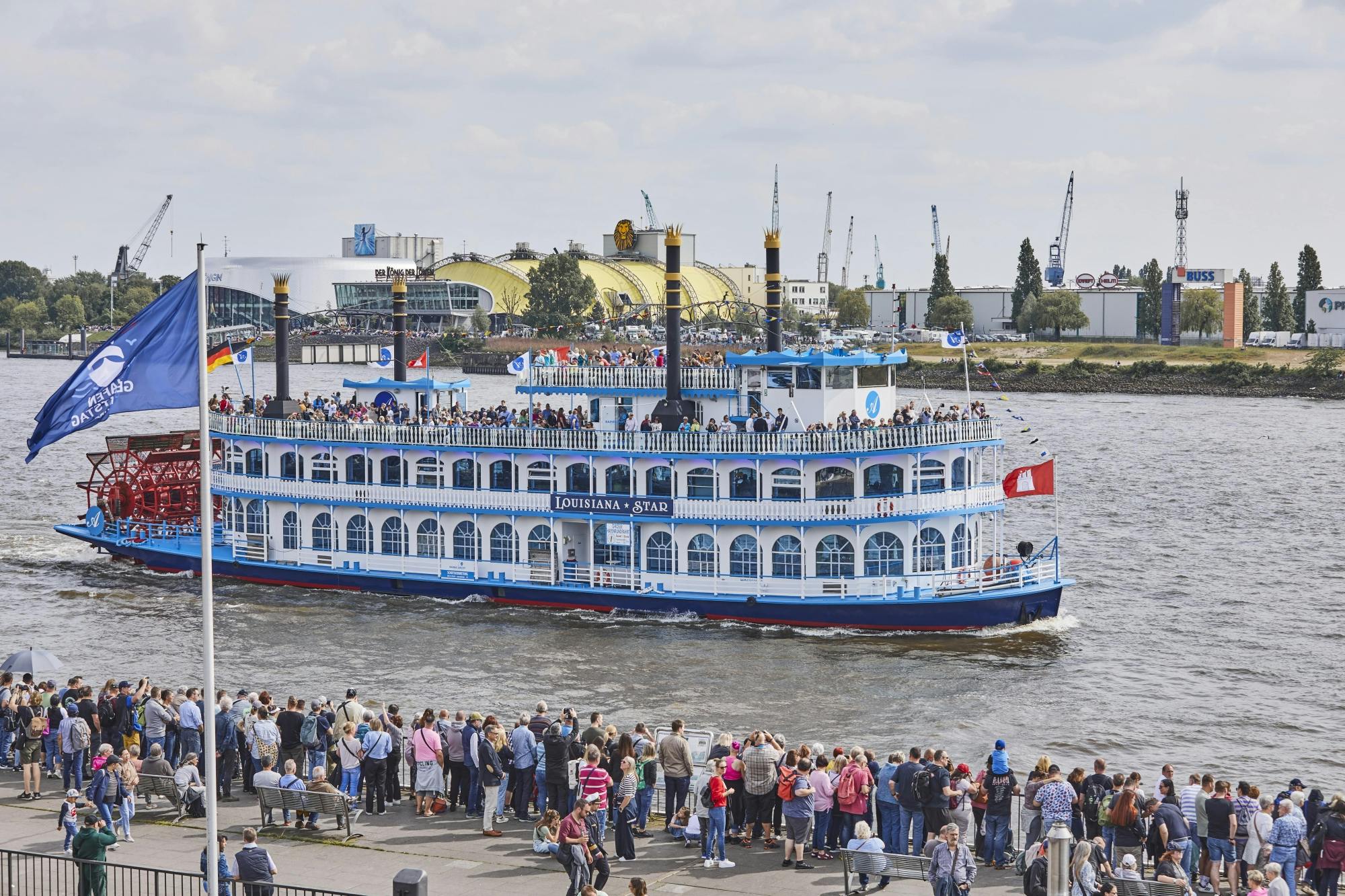 836. Hamburger Hafengeburtstag Parade Abfahrt Passagierschiff