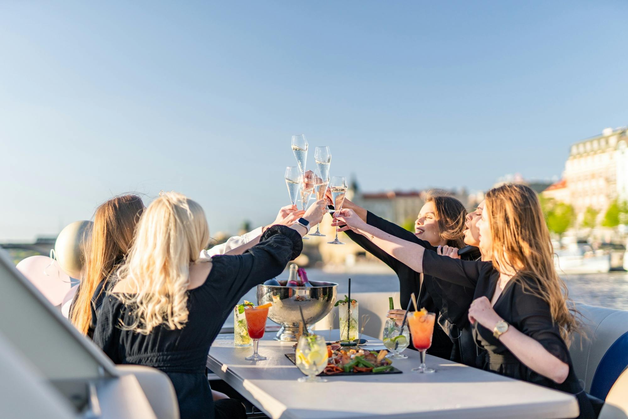 Private All-You-Can-Drink-Kreuzfahrt auf dem Yachtboot PONTOON in Prag