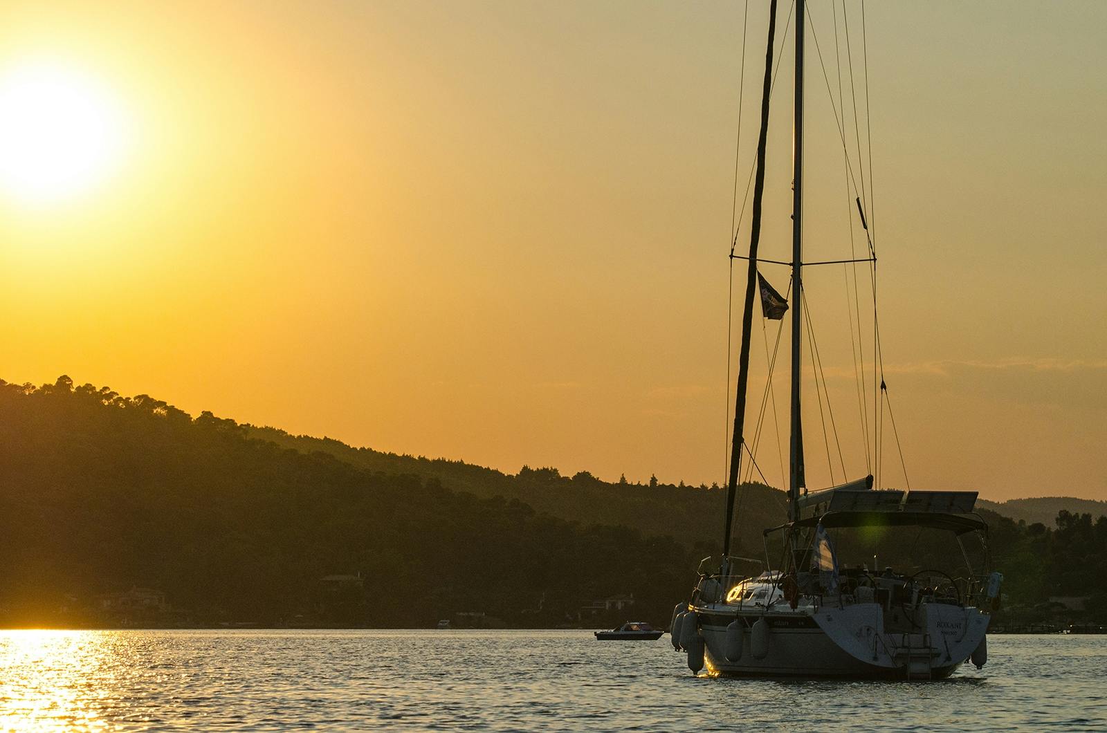 Porto Carras-Neos Marmaras Crucero al atardecer de 3 horas en un velero