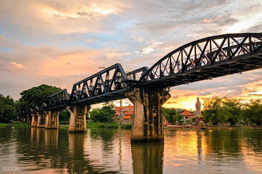 Tour por el puente del río Kwai con paseo en tren, barco de cola larga y almuerzo