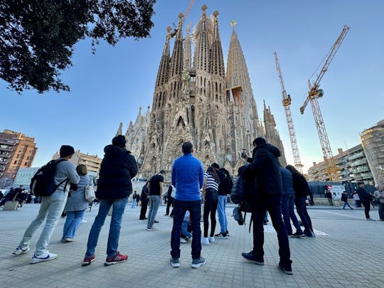 Visita guiada en grupo reducido a la Sagrada Familia y la Pedrera con copa de cava