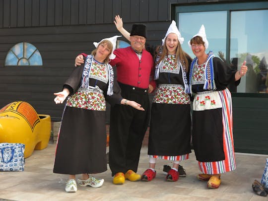 Foto em traje Volendam com queijo e tamanco