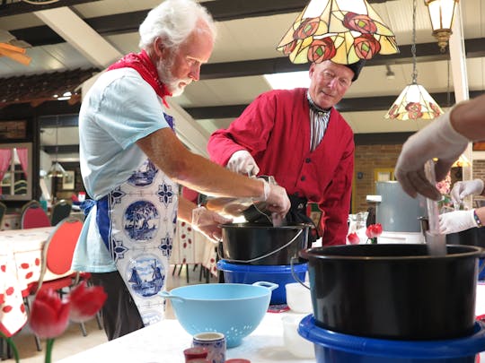 Rondleiding bij een klompen- en kaasmakerij en een workshop kaasmaken