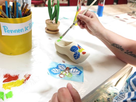 Taller de pintura de zuecos de madera en Volendam