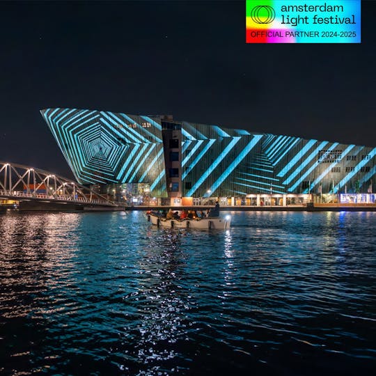 Cruzeiro de barco aberto no Amsterdam Light Festival com guia de áudio