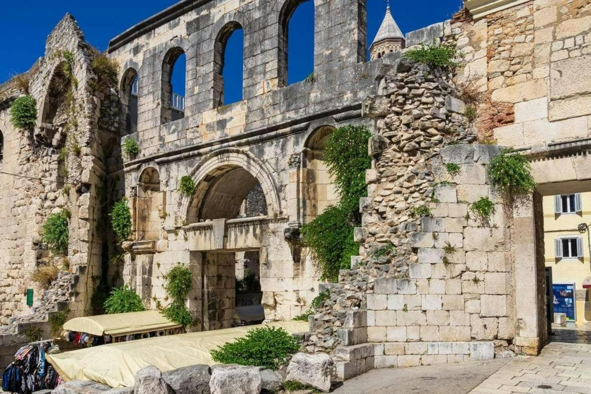 Split self-guided audio tour app with Diocletian's Palace walk