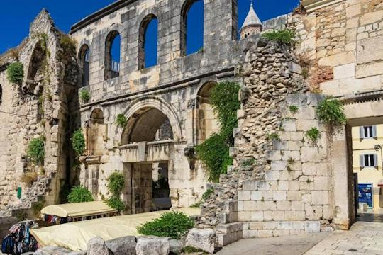 Split self-guided audio tour app with Diocletian's Palace walk