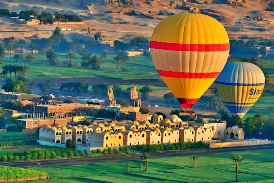 Tour notturno alle attrazioni di Luxor con esperienza in mongolfiera da Hurghada