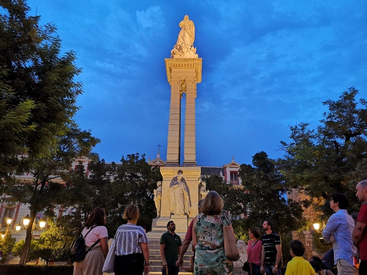 Passeio noturno a pé pela Sevilha encantada com história assombrada