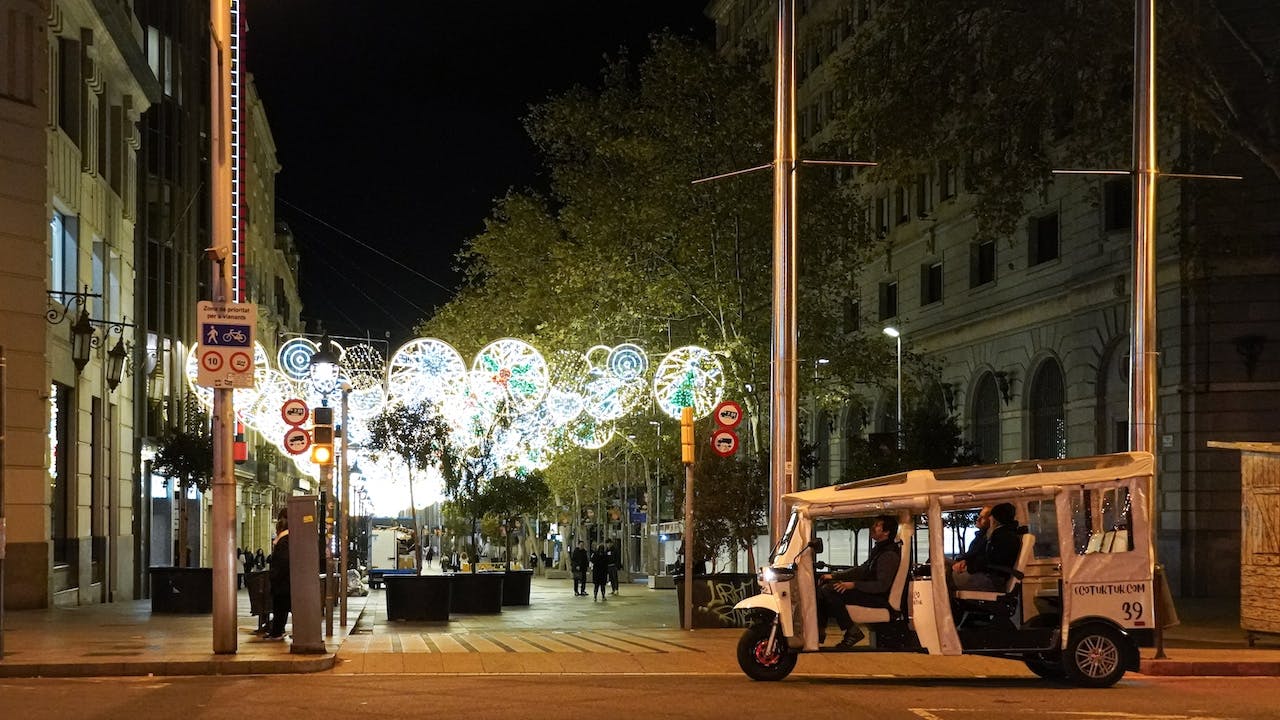 Barcelona Christmas Lights Tour on a Private Eco Tuk Tuk