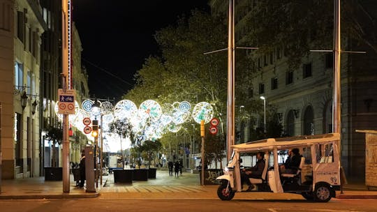 Tour delle luci di Natale di Barcellona su un Eco Tuk Tuk privato