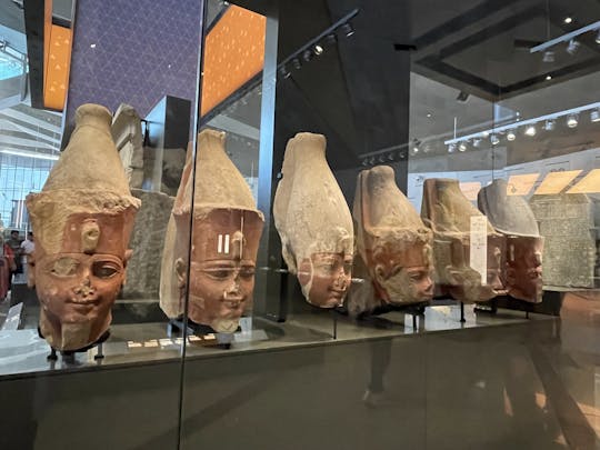 Nieuw Grand Egyptian Museum en piramides van Gizeh vanuit Sharm per vliegtuig