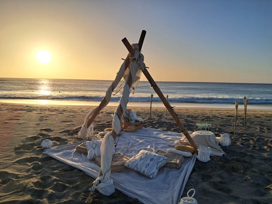 Romantische zonsondergangontsnapping op het strand van Ponta Preta