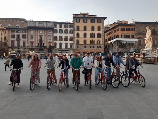 Night bike tour of Florence with wine and aperitivo picnic