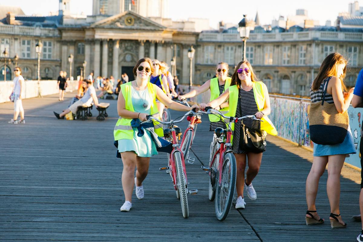 Guided bike tour of Paris by night with complimentary wine