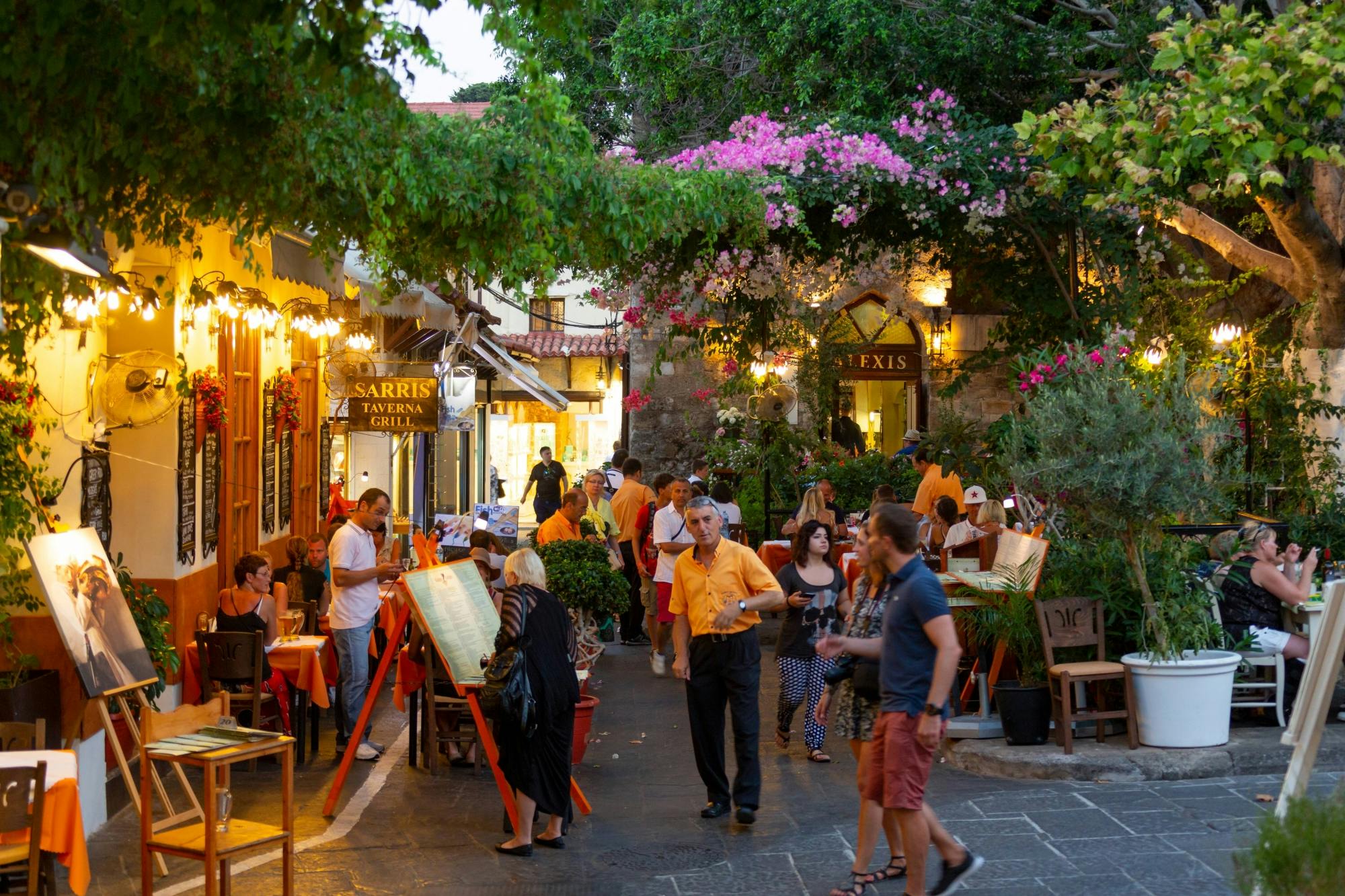 Passeio noturno pela cidade de Rodes com jantar Meze