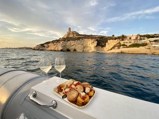 Paseo en barco al atardecer por Cagliari con prosecco, focaccia y baño