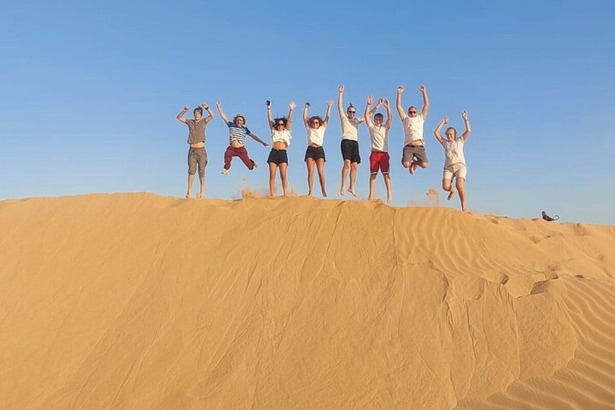 Passeio de safári ao pôr do sol no deserto em um bairro vazio com a cidade perdida de Ubar