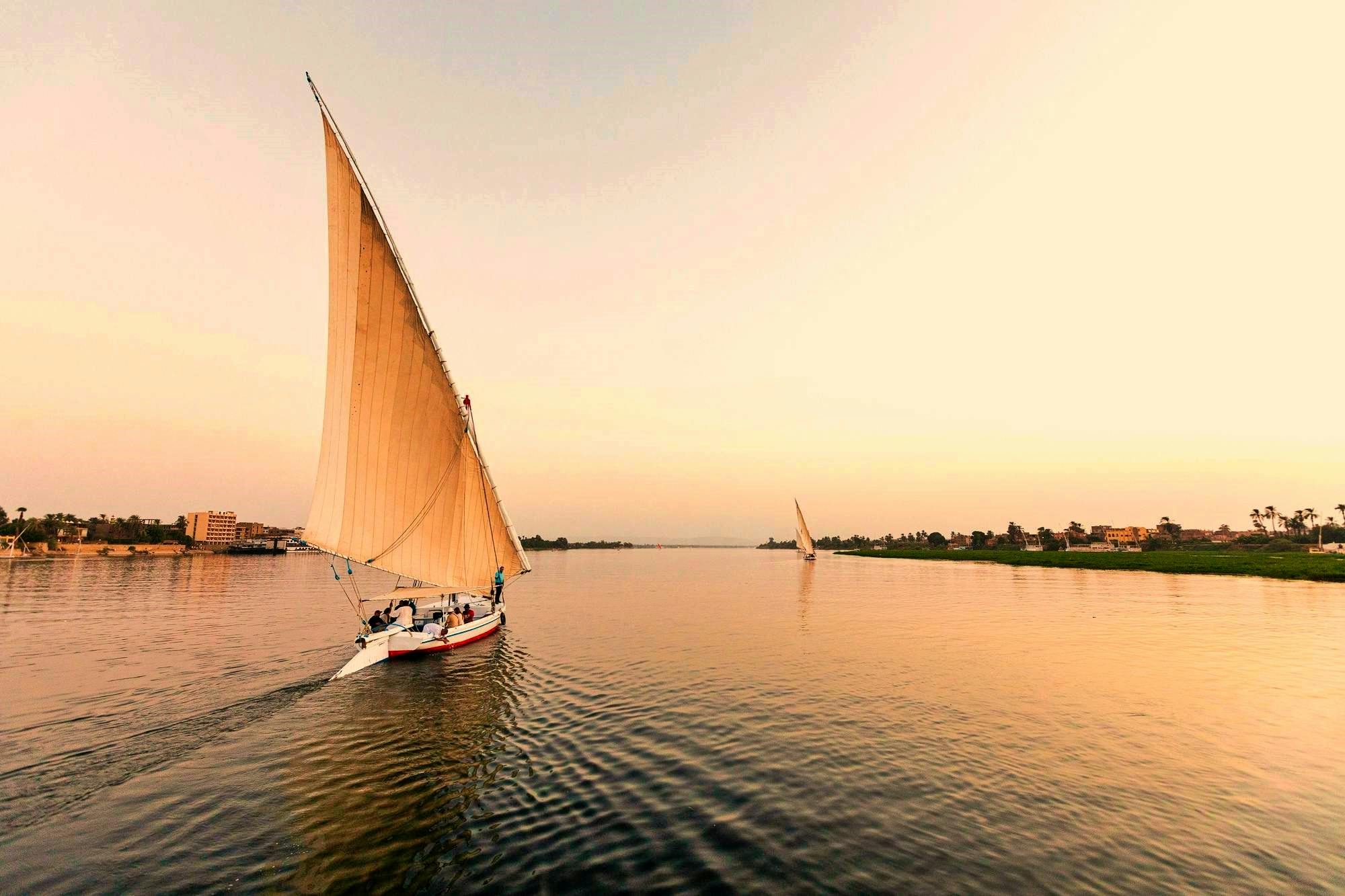 Crociera al tramonto in feluca tradizionale con il Tempio di Luxor di notte