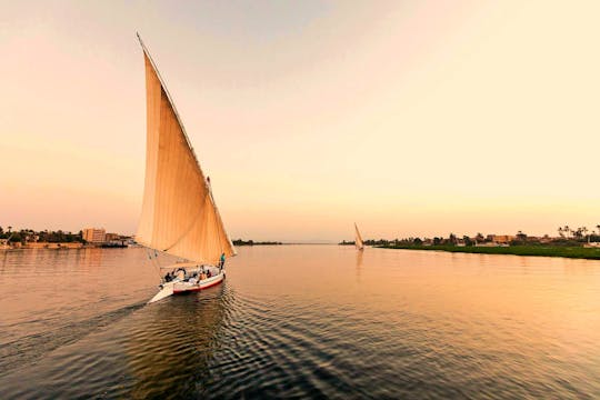 Croisière au coucher du soleil en felouque traditionnelle avec le temple de Louxor de nuit