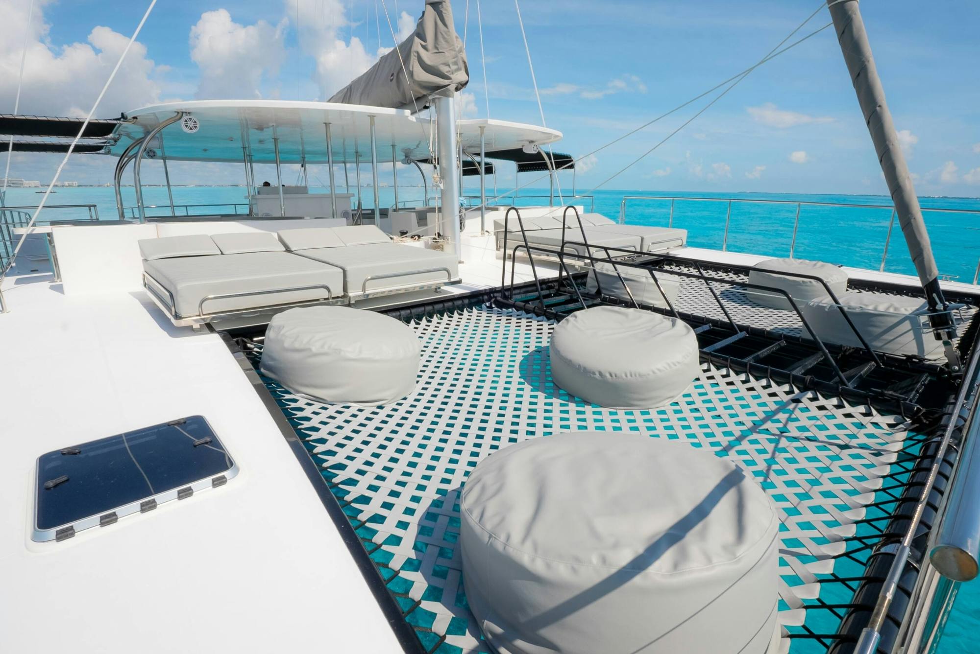 Crociera in catamarano a Isla Mujeres con visita del beach club e brunch