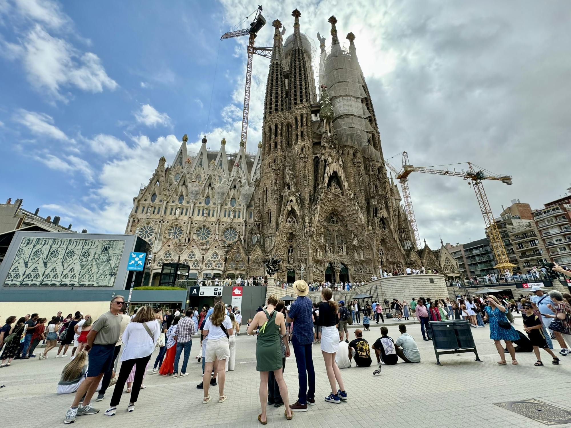 Sagrada Familia and Pedrera Small Group Tour with Glass of Cava