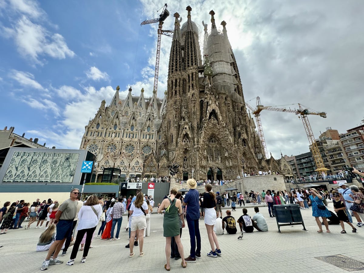 Rondleiding in kleine groep door de Sagrada Familia en La Pedrera, inclusief een glas cava