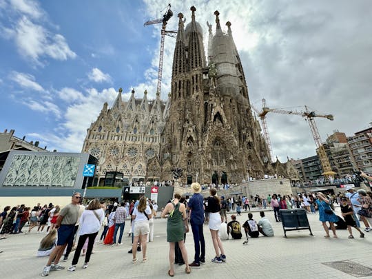 Tour per piccoli gruppi della Sagrada Familia e della Pedrera con un bicchiere di Cava