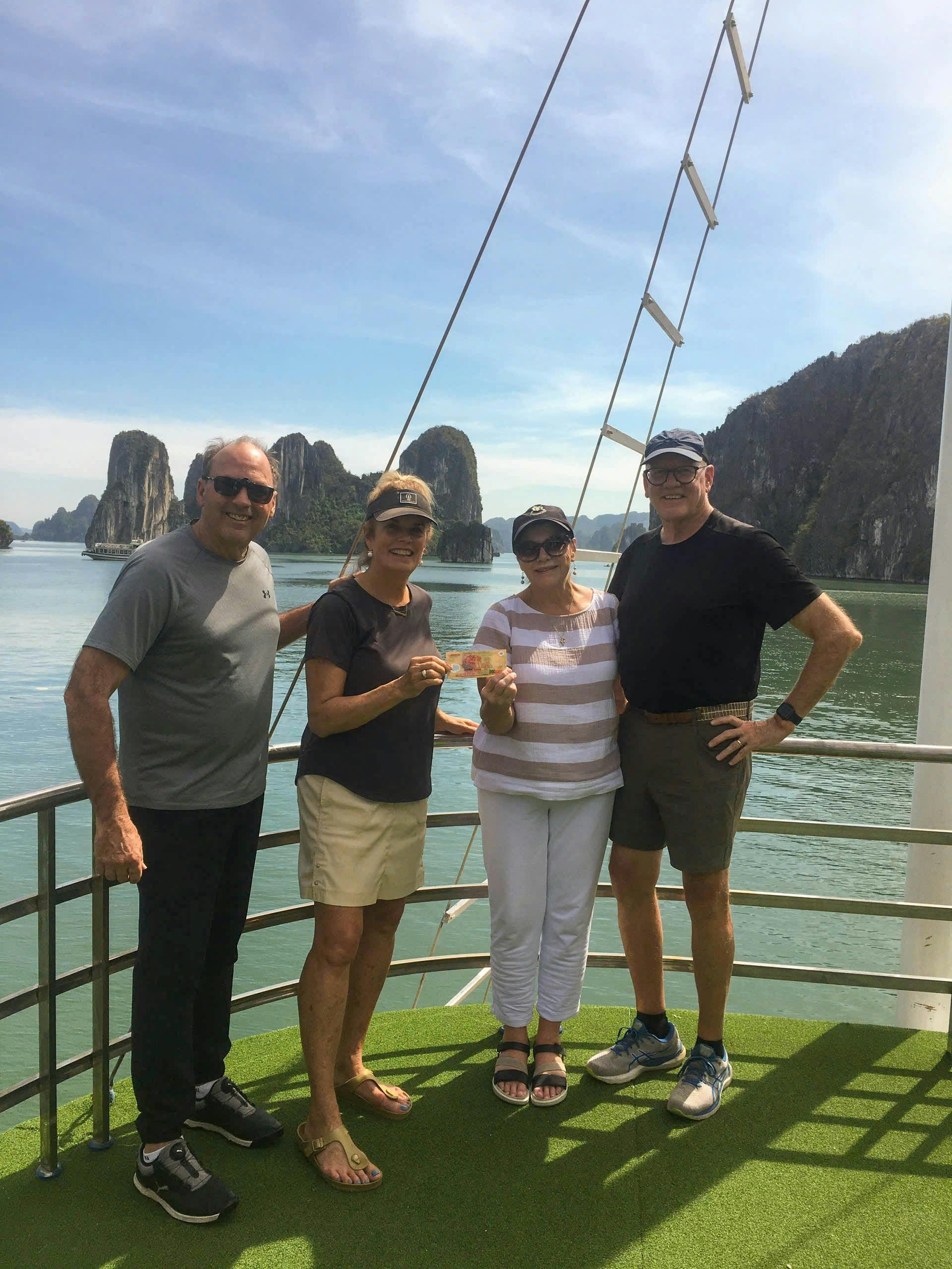 Crucero por la bahía de Ha Long y tour de medio día a las cuevas desde Ha Long