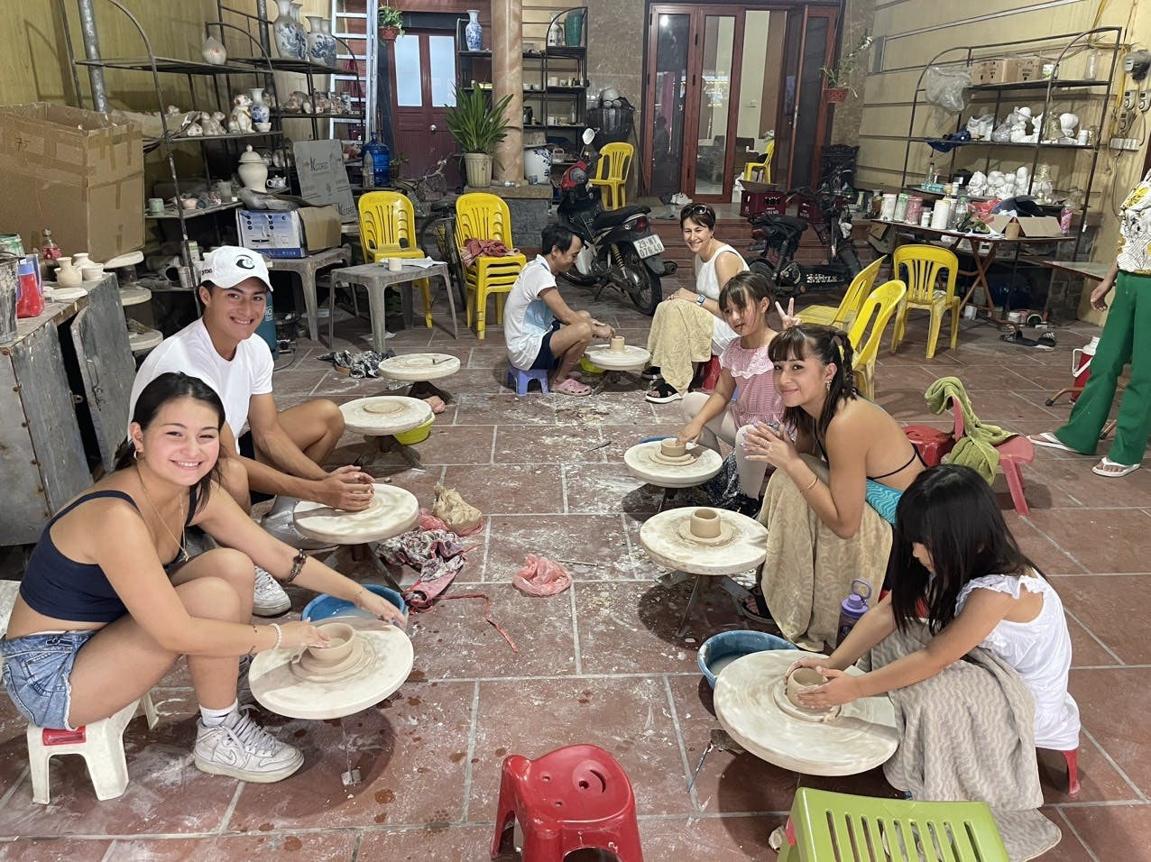 Visita guiada de medio día al pueblo de cerámica de Bat Trang desde Ha Noi