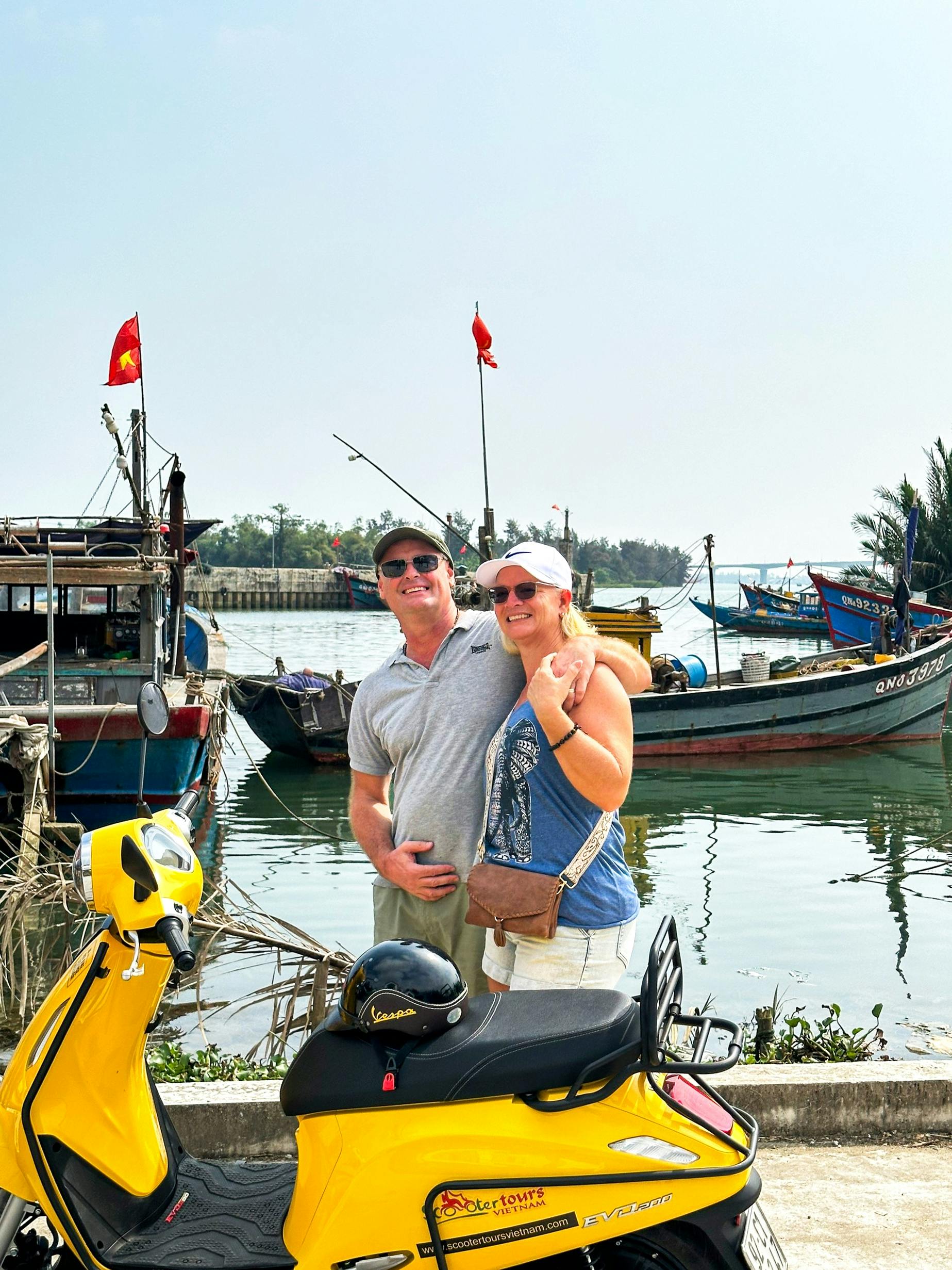 Excursão guiada de scooter elétrica pelos campos e artistas de Hoi An