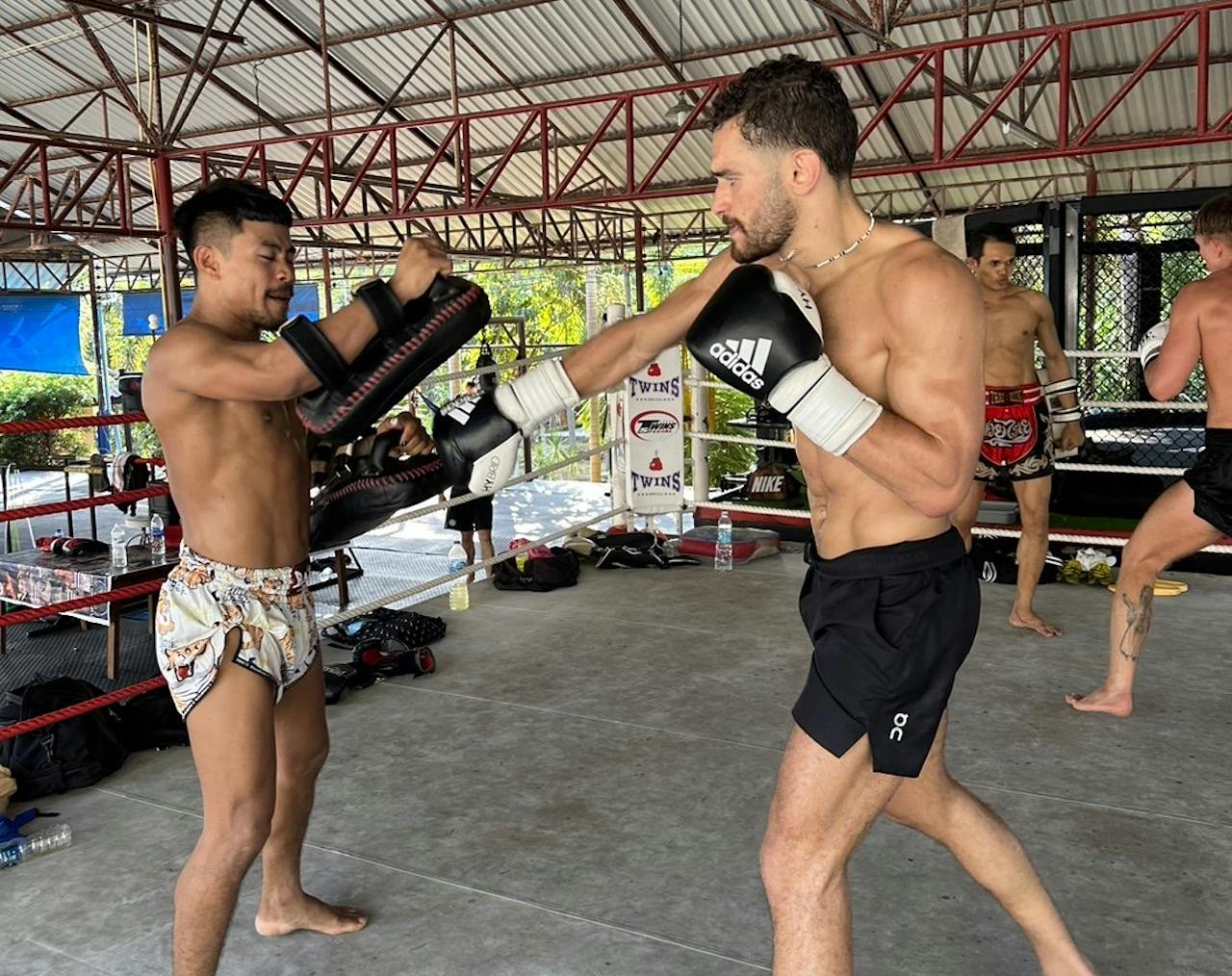 Aula particular de introdução ao boxe Muay Thai para iniciantes em Phuket