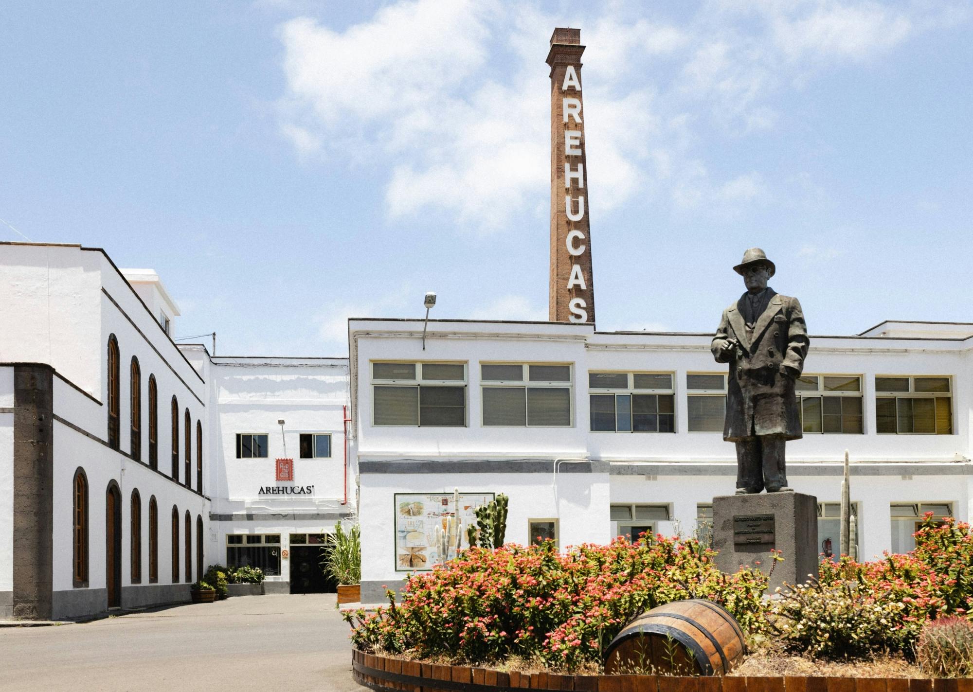 Finca Los Olivos and rum distillery tour with lunch in a cave-side restaurant