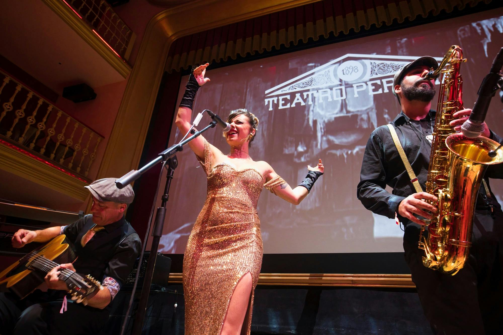 Evening dinner show at Teatro Pereyra in Ibiza